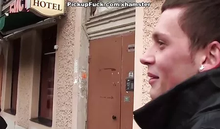 Zierlicher Brunette, der Spaß auf pornovideos gratis anschauen dem Strand hat