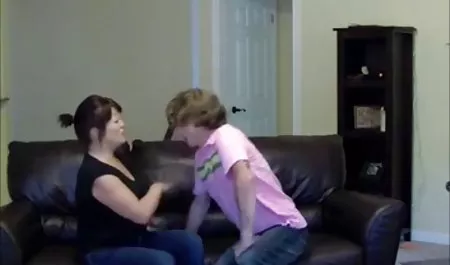 Stieftochter will pornovideos in deutscher sprache ihren Stiefvater ficken, während er Fußball guckt