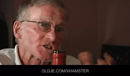 4. Eine Miniaturstudentin ohne Arbeit, die aber etwas Geld verdienen deutsche amateur pornovideos will