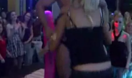 Vier vollbusige Lesben Milf Stretching Arsch und Fotze mit Spielzeug kostenlose deutschsprachige pornovideos