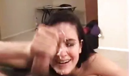 Katie geölt deckt Körper und versaute pornovideos schlaue Muschi ab