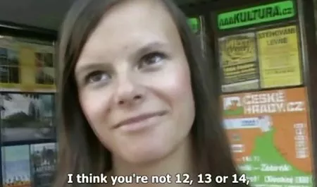 Kleine Titted geile pornovideos Redhead Veronica Tar saugt einen Hahn und wird gefickt