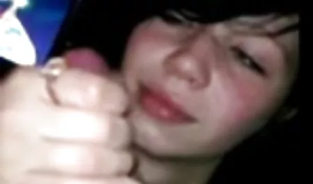 Lily Cade und Ruby machen pornovideos kostenlos einen Amateur-Lesbentest