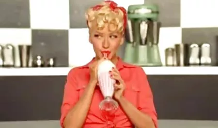 Enge Rothaarige bekommt ihren großen Arsch pornovideos in deutscher sprache eingeölt