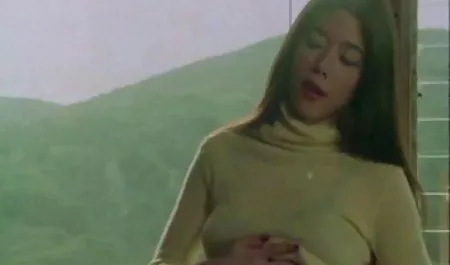 Lola lol im russischen Film Aibolit, die eine Krankenschwester spielt, die sich deutsche pornovideos gratis auf Schwänze spezialisiert hat.