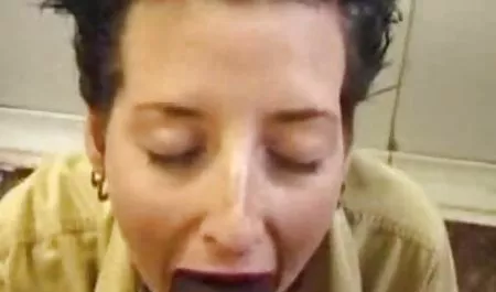 Unterzeichnete Unter joanna Engel dominiert mit einem großen pornovideos sex Schwanz und fütterte cum