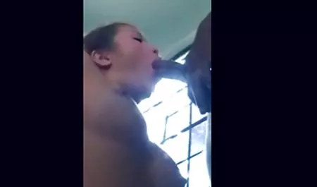 Blondine lädt pornovideos online Freundin zum Anal ein