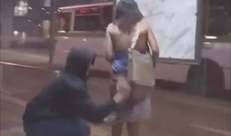 Dünne Nadelhure leckt Arsch und fickt in pornovideos kostenlos einem Motel