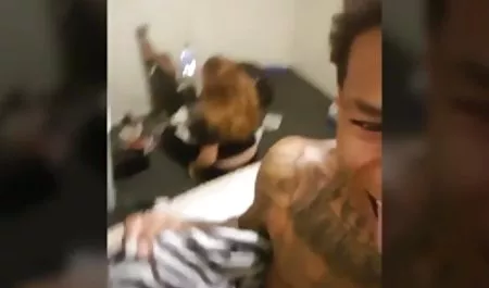 Die zweiseitige Brünette nimmt einen Schwanz kostenlose pornovideos in hd direkt in ihr Arschloch