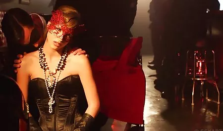 Die Blondine gefesselt und auf dem Bett pornoviedeo kostenlos gefickt!