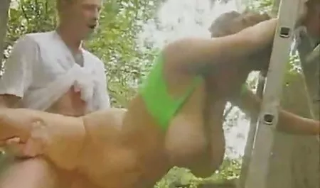 Auto Distressed Brunette Ariel Faye gefickt und geholfen pornovideos in deutscher sprache