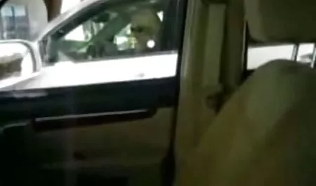 Schwarzes Mädchen saugt weißen Schwanz und legale pornovideos schluckt Sperma