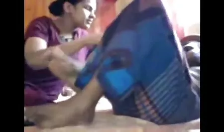 Heiße Puppe mit großen Brüsten vor der Kamera pornovideos handy