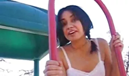 Rothaarige nimmt pornovideos ansehen einen riesigen weißen Schwanz