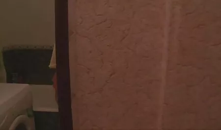 Junge Blondine bohrt geile pornovideos Löcher mit Dildo bis zum Abspritzen